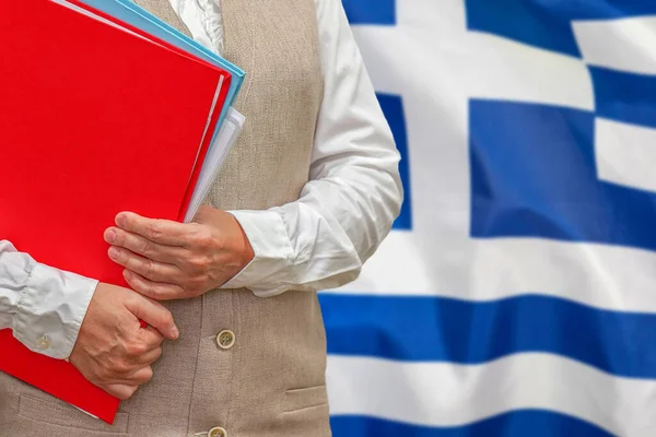 Kobieta Czerwonym Folderem Tle Flagi Grecji Koncepcja Edukacji Orzecznictwa Grecji — Zdjęcie stockowe