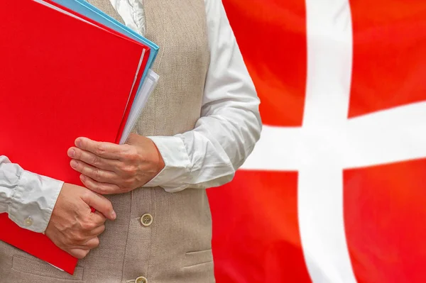 Kobieta Czerwonym Folderem Tle Flagi Danii Koncepcja Edukacji Orzecznictwa Danii — Zdjęcie stockowe