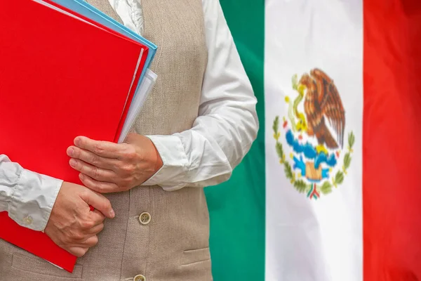 Žena Držící Červenou Složku Pozadí Mexické Vlajky Koncept Vzdělávání Judikatury — Stock fotografie