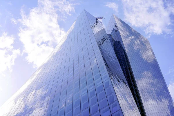 青い空に対する近代的な超高層ビルオフィスビル 高いビルだ 現代の都市建築 ガラスとコンクリートで作られた家 下からの高層ビルの眺め — ストック写真