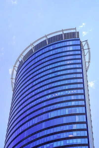 Moderne Wolkenkrabber Kantoorgebouwen Tegen Blauwe Lucht Groot Gebouw Moderne Stedelijke — Stockfoto