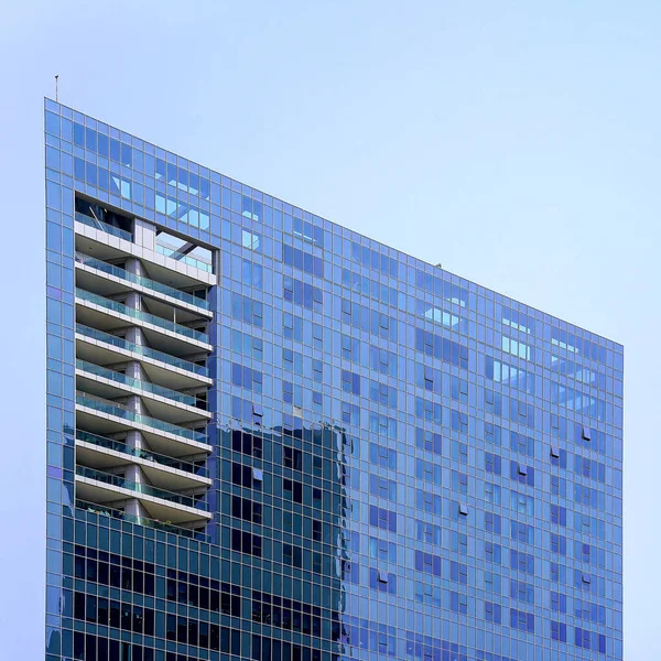 青い空に対する近代的な超高層ビルオフィスビル 高いビルだ 現代の都市建築 ガラスとコンクリートで作られた家 下からの高層ビルの眺め — ストック写真