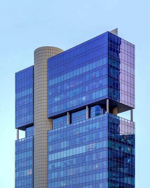 青い空に対する近代的な超高層ビルオフィスビル 高いビルだ 現代の都市建築 ガラスとコンクリートで作られた家 下からの高層ビルの眺め — ストック写真