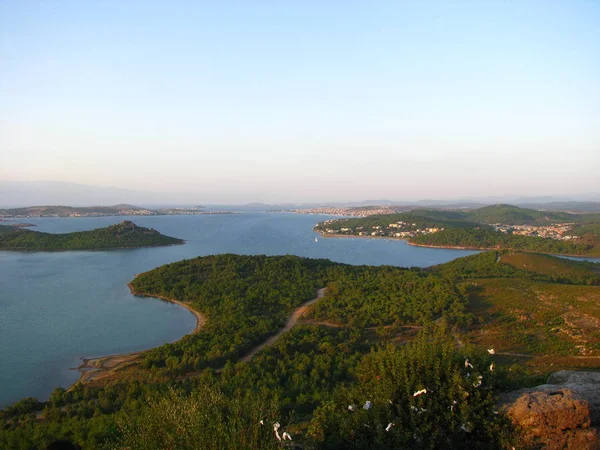 Türkiye, Dikili'nin batısında önemli bir tatil yerleşimidir.