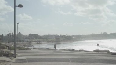 Tel Aviv 'in Avlusu - Jaffa - yürüyen kadın