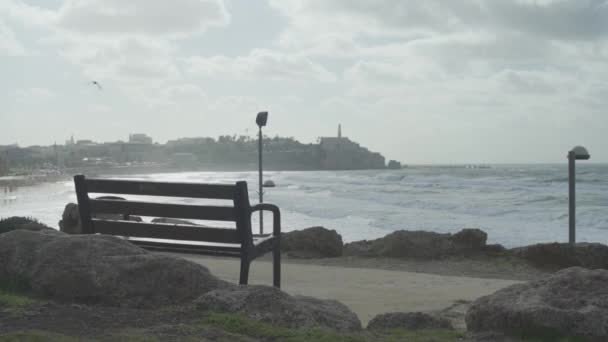 Banco Com Vista Para Ondas Queda Lado Cidade Velha Jaffa — Vídeo de Stock