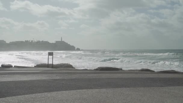 特拉维夫 贾法走廊旁边的海浪冲撞 — 图库视频影像