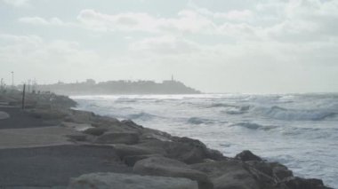 İsrail, Jaffa 'nın yanında dalgalar kayalara çarpıyor.