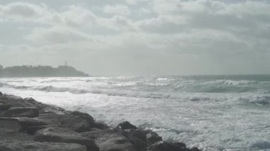 İsrail, Jaffa 'nın yanındaki kayalara dalgalar çarpar.