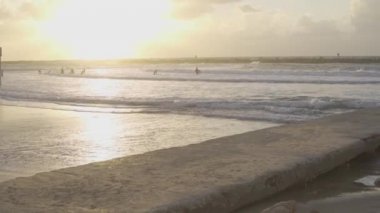 Güneş İsrail 'in Tel Aviv plajında batıyor