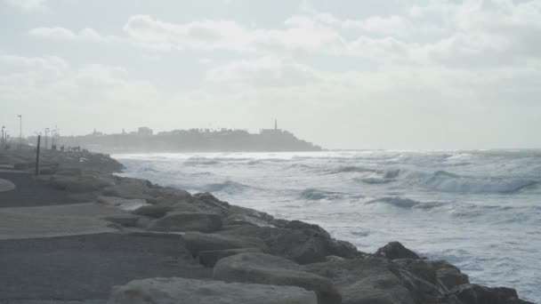 在贾法旁边 以色列海浪冲向岩石 — 图库视频影像