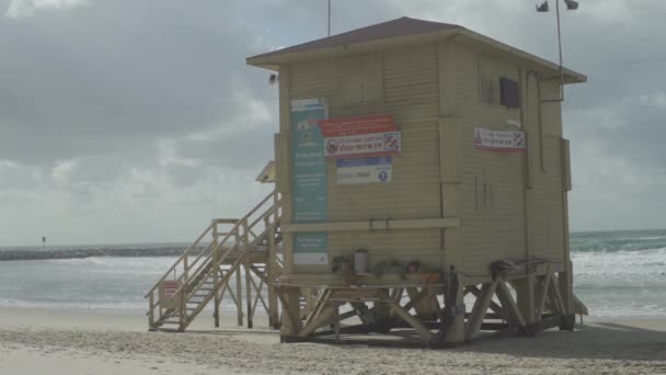 特拉维夫海滩冬季关闭的救生塔 — 图库视频影像