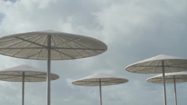 イスラエルのテルアビブの遊歩道にある太陽の傘のショット — ストック動画