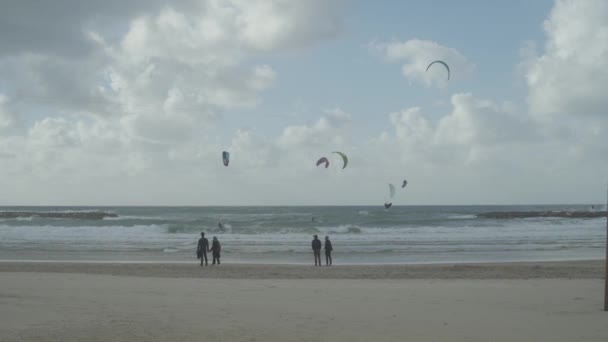 Tel Aviv Strand Mensen Staan Kijken Kitesurfers — Stockvideo