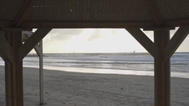 从遮阳棚看到的特拉维夫海滩夕阳西下 — 图库视频影像