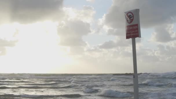 在特拉维夫海滩禁止游泳的标志 — 图库视频影像