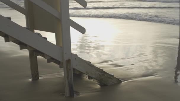 Sunset Sea Waves Crash Shore Close Stairs — Stock Video