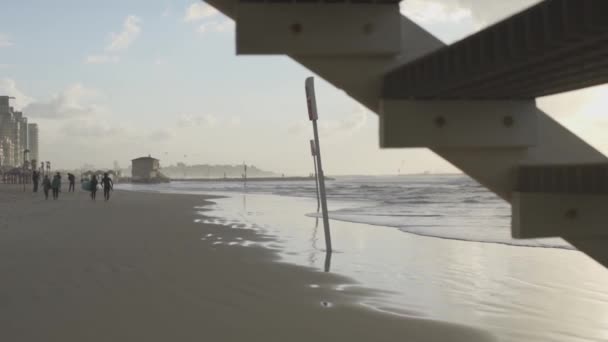 Folk Går Stranden Tel Aviv Israel Vintersolnedgången — Stockvideo