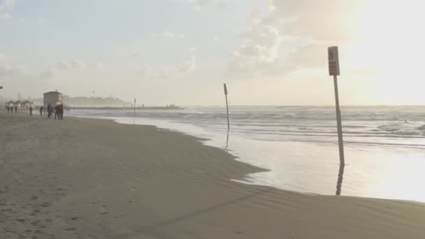 Люди Ходять Пляжі Тель Авіва Під Час Заходу Сонця Взимку — стокове відео