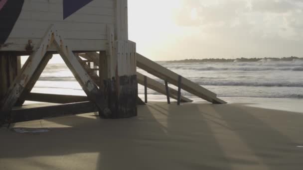 Onde Schiantano Sulla Riva Accanto Una Torre Salvataggio Israele — Video Stock