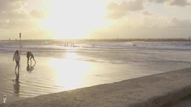 Tel Aviv Strand Solnedgång Barn Förgrunden Spelar Surfare Bakgrunden — Stockvideo