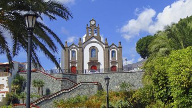 Renkli ve canlı kilise kule saati ve çan üzerinde İspanyol Adası, Gran Canaria