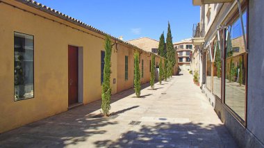 Siesta zamanı. Mallorca boş sokaklarda. Balear adaya Majorc üzerinde mağaza kapandıktan sonra bir alışveriş caddesi