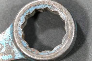 Eski aşındırıcı demir anahtarı halka aşınmış mavi renk ile yakından görmek