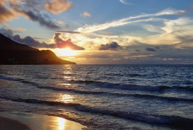 Güneş Seyşeller sahil üzerinde yükselir ve bulutlu gökyüzü harika parlak renkler görüntüler