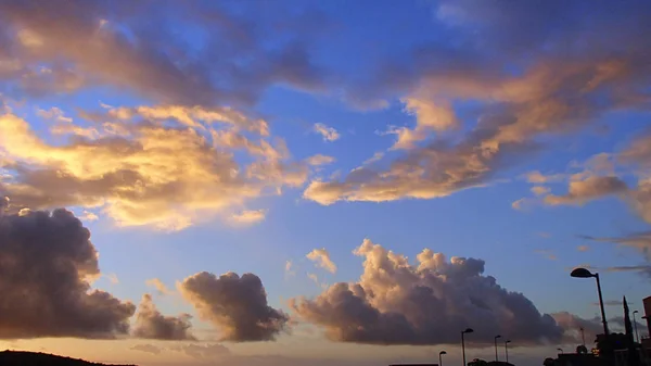Красные Облака Голубом Вечернем Небе Город Лас Пальмас Канарском Острове — стоковое фото