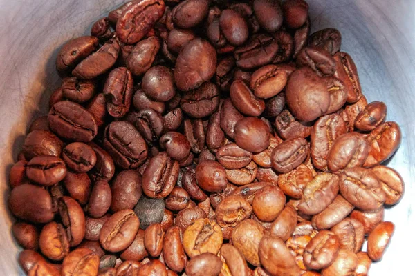 白磁ボウルに手紙を口述おいしいコーヒー豆の背景イメージ — ストック写真