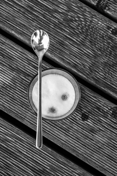 Latte Machiato Shora Stojí Terase Stříbrnou Lžičkou Který Leží Přes — Stock fotografie