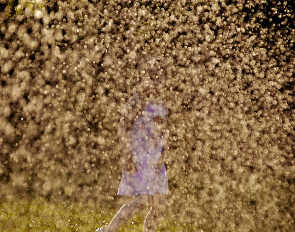 Silhueta Uma Criança Atrás Uma Cortina Gotas Chuva Durante Uma — Fotografia de Stock