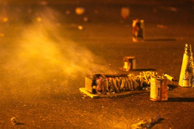 Yanmış piroteknik kalıntıları New Year's Eve üzerinde gece yolda yalan. Havai fişek gösterisini hala sigara