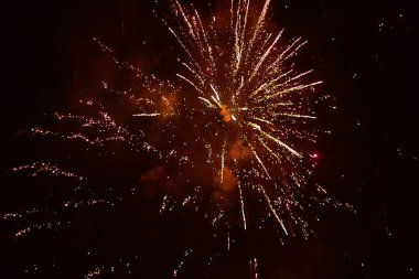 kırmızı havai fişek roket çiçek gece gökyüzü beyaz duman güzel