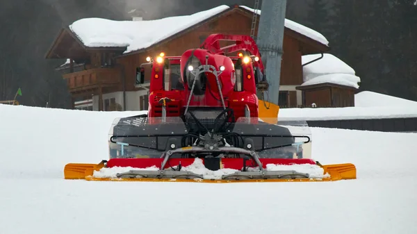 Red Snow Groomer Starts Prepare Ski Slopes Its Mission Machine — Stock Photo, Image