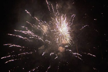 New Year's Eve havai fişek, rengarenk güzel gece gökyüzünde birçok sparks ile patlayan birkaç roketler