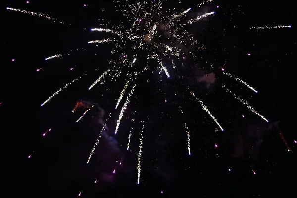 Fuegos Artificiales Nochevieja Varios Cohetes Explotando Coloridamente Con Muchas Chispas — Foto de Stock