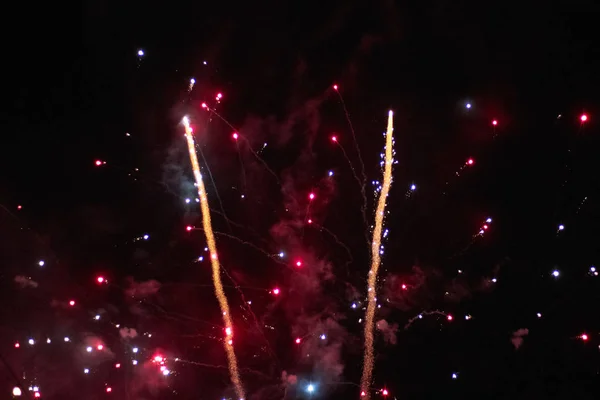 Lanzando Varios Cohetes Fuegos Artificiales Elevan Brillantemente Brillando Cielo Nocturno — Foto de Stock