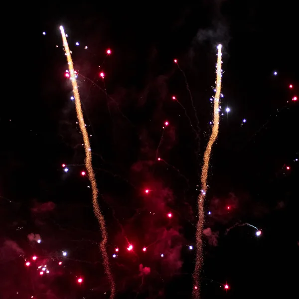 Dos Cohetes Fireworks Ascienden Cielo Con Humo Rojo Profundo — Foto de Stock