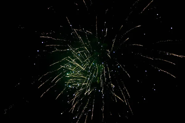 新年のイブ花火大会 カラフルな美しい緑の夜空に多くの火花で爆発するいくつかのロケット — ストック写真