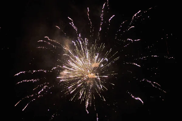 Fuegos Artificiales Nochevieja Varios Cohetes Explotando Coloridamente Con Muchas Chispas — Foto de Stock