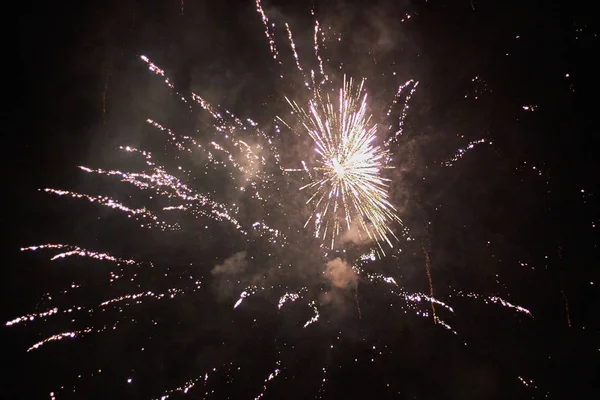 Fuegos Artificiales Nochevieja Varios Cohetes Explotando Coloridamente Con Muchas Chispas — Foto de Stock