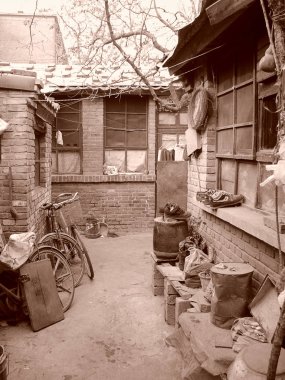 İşçiler çeyrek Sepiatonung, Pekin'de Bisikletler, Ayakkabı ve diğer şeyler günlük yaşamın küçük bir sokak görünümü