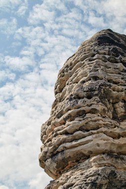 Sakson İsviçre 'de, Alman Elbe Kum Taşı Dağları' nın yürüyüş ve tırmanma alanındaki aşınmış kumtaşından yapılmış tipik bir kaya oluşumunun yakın çekimi.