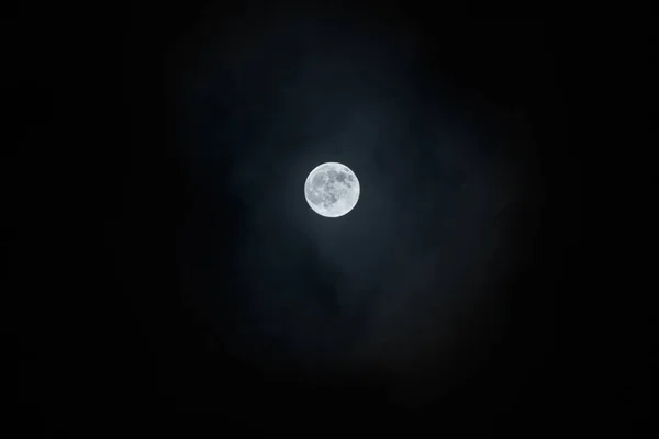 Полная Луна Облаками — стоковое фото