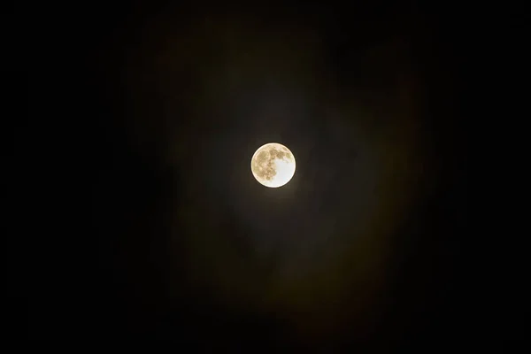Повний Місяць Хмарами — стокове фото