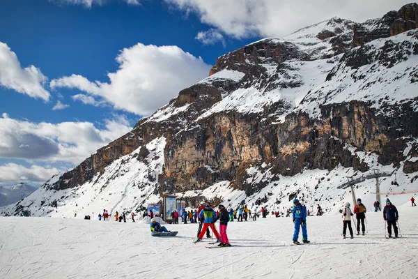 Many Ski Tourists Have Fun Sellaronda Tour Italian Dolomites You — Stock Photo, Image