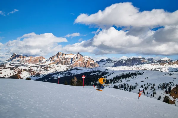 Gelbe Schneekanone Auf Der Schneeroten Piste Campolongo Bei Der Skitour — Stockfoto