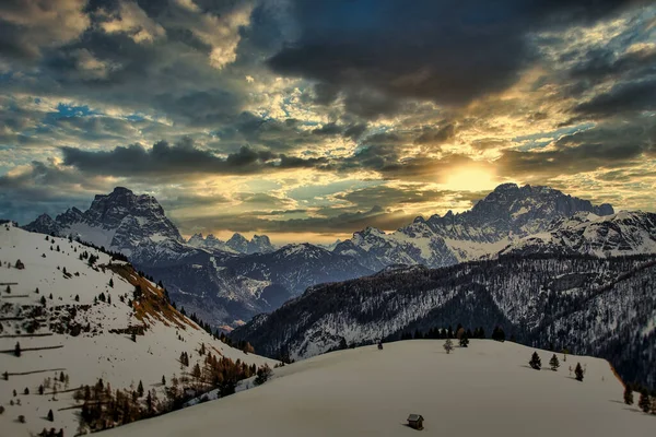 Avond Komt Dolomieten Met Een Prachtig Avondlicht Dat Door Wolken — Stockfoto